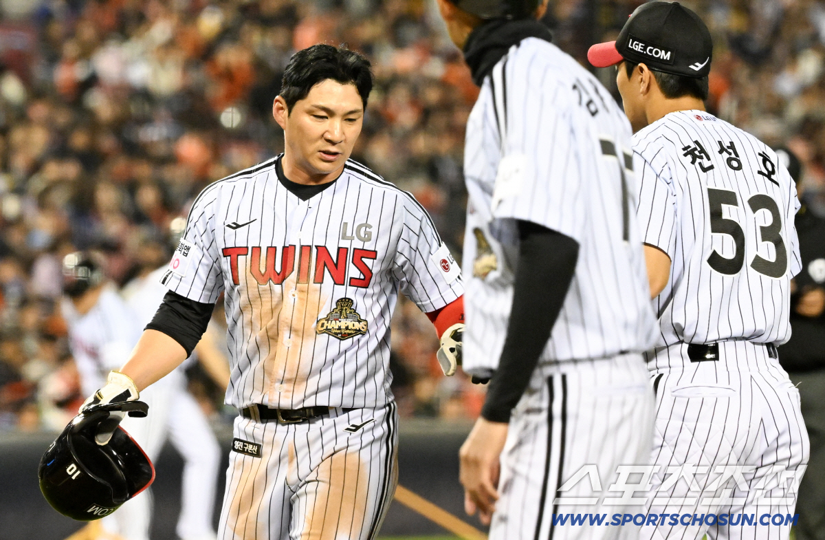 허무하게 이닝을 마친 오지환.