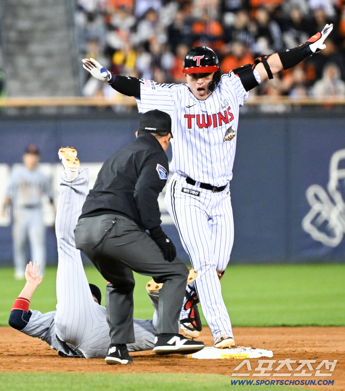 2루수 하주석은 원바운드 송구를 잡아 넘어지며 박동원을 정확히 태그 했다.