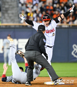 '안타였는데 이닝 종료' 3루·2루 동시 아웃...두 감독 동시 비디오 판독, 잠실 기묘한 3분 [잠실 현장]