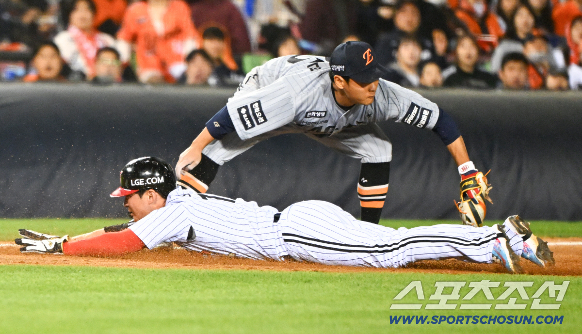 3루 베이스 터치 직전 오지환의 발 쪽을 먼저 3루수 김태연이 태그 했다. 원심은 세이프 판독 결과 아웃으로 정정됐다.
