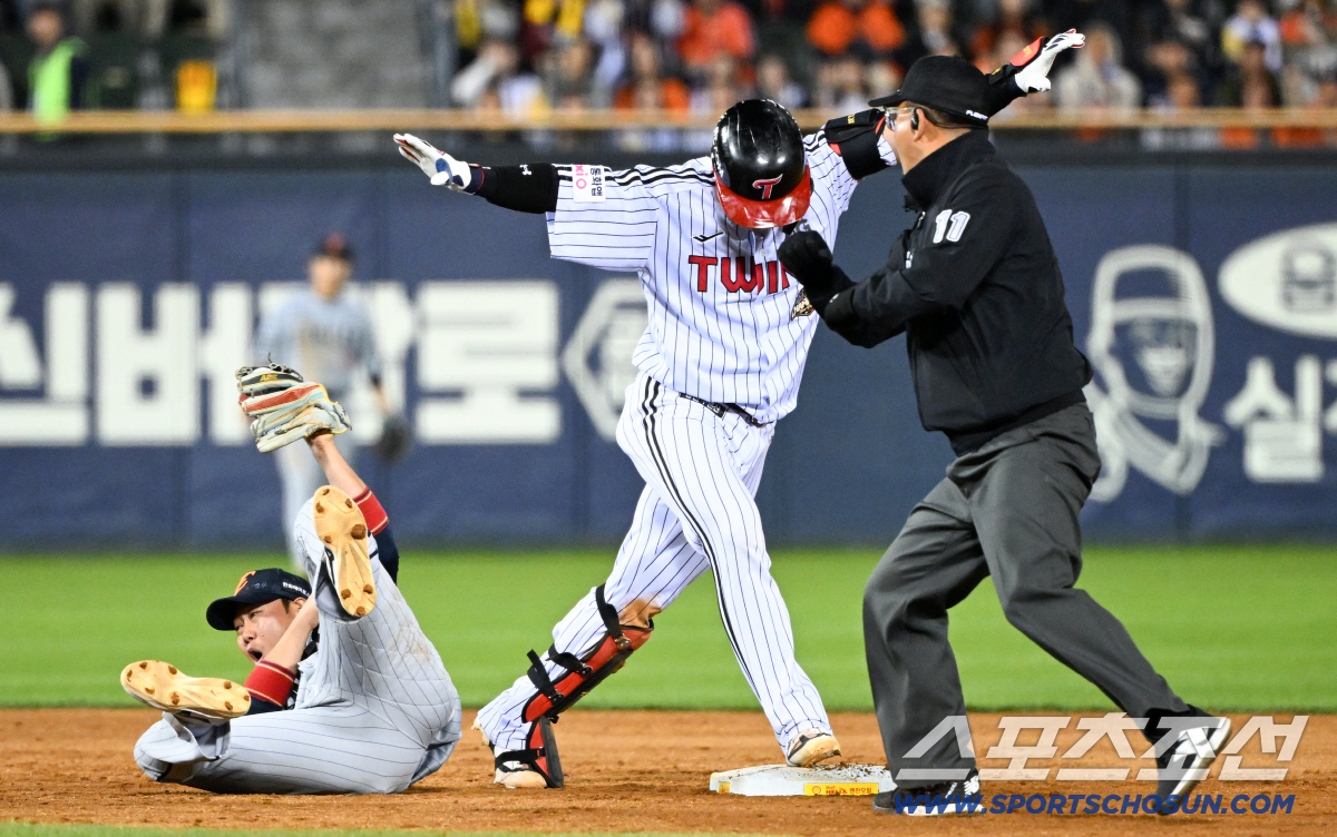 3루 수비 상황 직후 2루에서도 하주석과 박동원의 베이스를 놓고 승부했다.