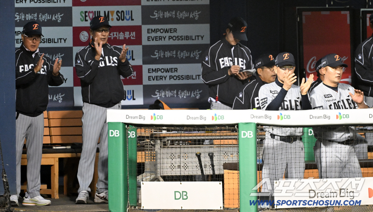 김경문 감독도 3루 수비 상황에 대해 비디오 판독을 동시에 요청했다.