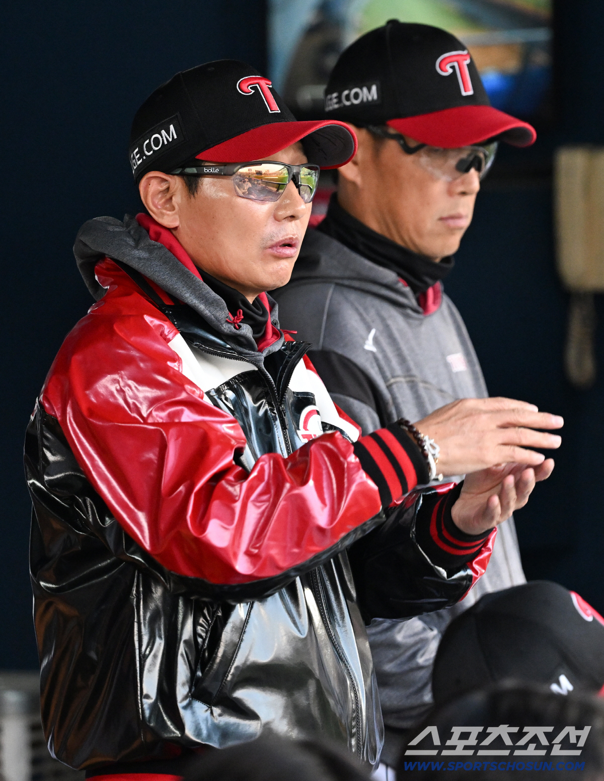 염경엽 감독은 2루 수비 상황에 대해 비디오 판독을 요청했다.