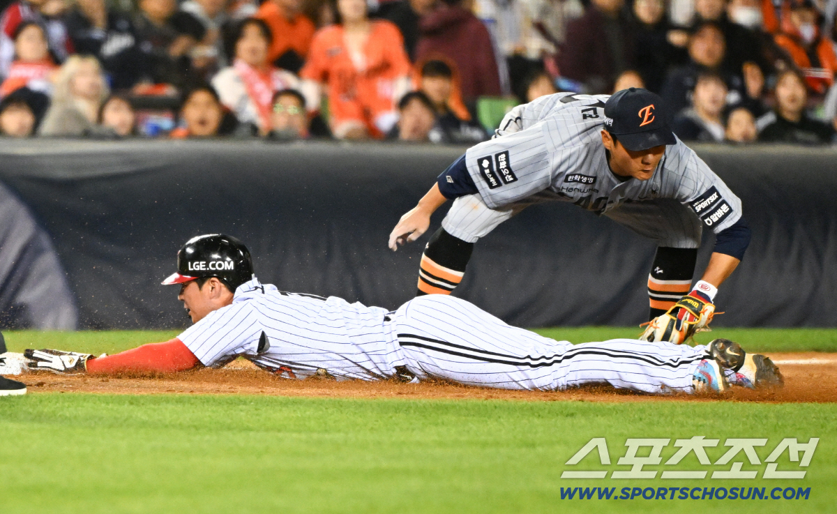 최선을 다한 주루플레이를 펼친 오지환은 세이프를 확신했지만 비디오 판독이 원심을 뒤집었다.