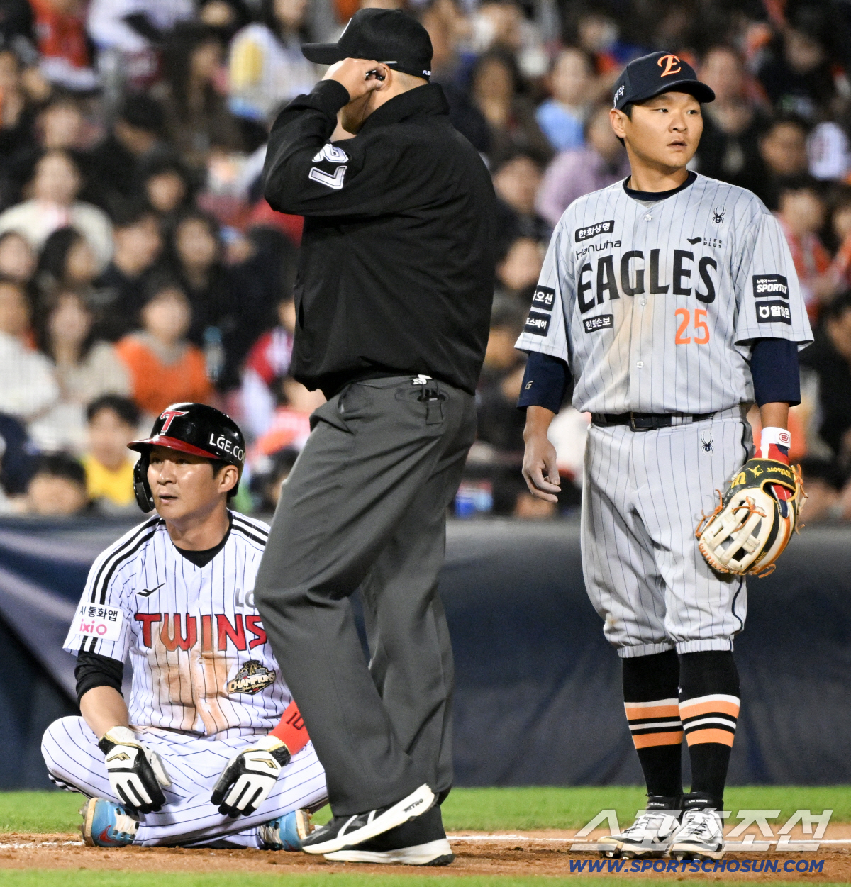 오지환은 세이프 김태연은 아웃을 확신하며 비디오 판독을 기다렸다.