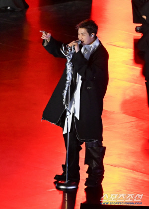 BTS RM, 日공연 뒤 '길거리 흡연' 논란..“무단 투기에 경비원 제지까지”