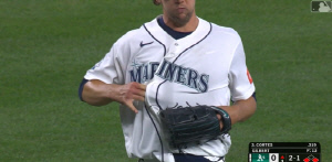 독침 회수! 그런데 글러브 아닌 유니폼? 심판은 타자 진루 인정…대체 왜?