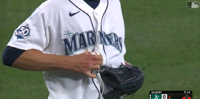 독침 회수! 그런데 글러브 아닌 유니폼? 심판은 타자 진루 인정…대체 왜?