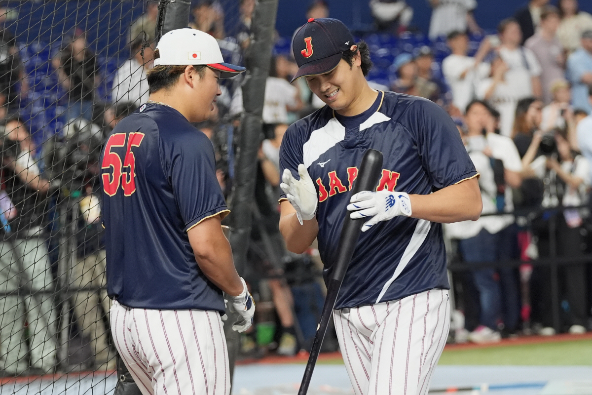 오타니 쇼헤이(오른쪽)와 무라카미 무네타카가 지난 3월 15일(한국시각) WBC 베네수엘라와의 8강전을 앞두고 타격 훈련 도중 배트를 놓고 이야기를 나누고 있다. AP연합뉴스
