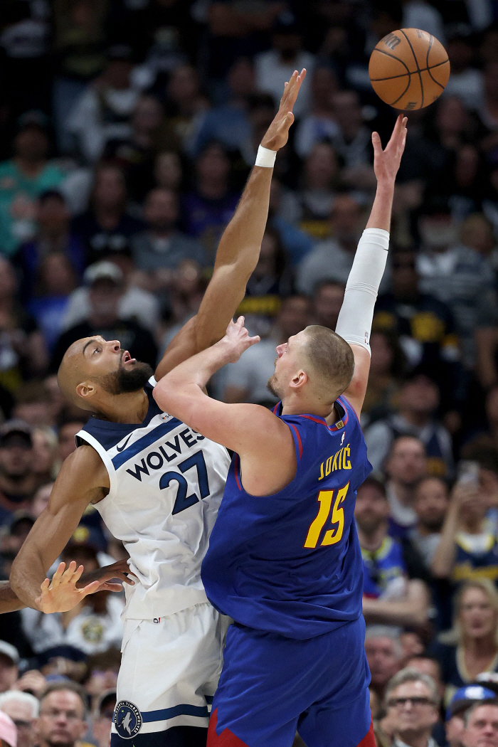 때 아닌 니콜라 요키치 역대 센터 톱 5 논란. 우승 횟수 모자라 vs 그는 이미 최고 공격수야!