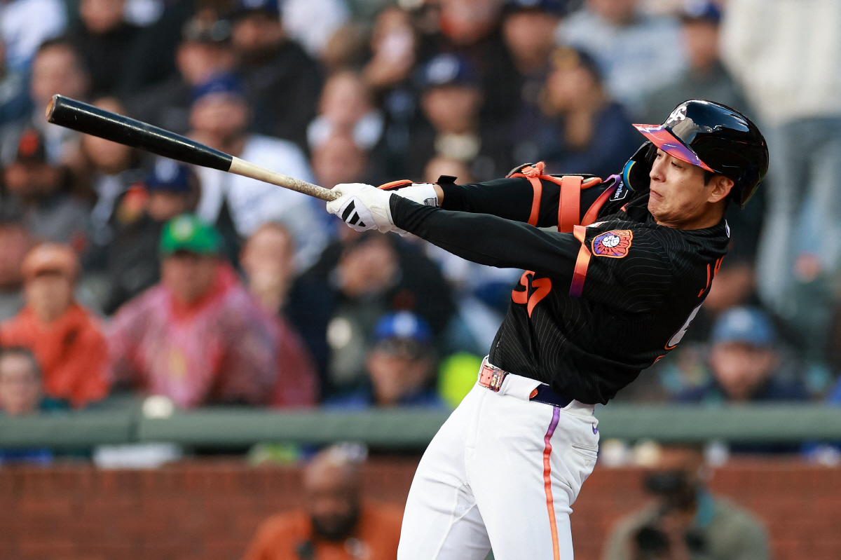 SAN FRANCISCO, CALIFORNIA - APRIL 21: Jung Hoo Lee #51 of the San Francisco Giants hits a single that scored a run against the Los Angeles Dodgers in the first inning at Oracle Park on April 21, 2026 in San Francisco, California. Ezra Shaw/Getty Images/AFP (Photo by EZRA SHAW / GETTY IMAGES NORTH AMERICA / Getty Images via AFP)