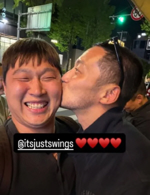 “‘티파니♥’보고 있나” 변요한, 스윙스에 박력 입맞춤…신혼보다 더 뜨겁다