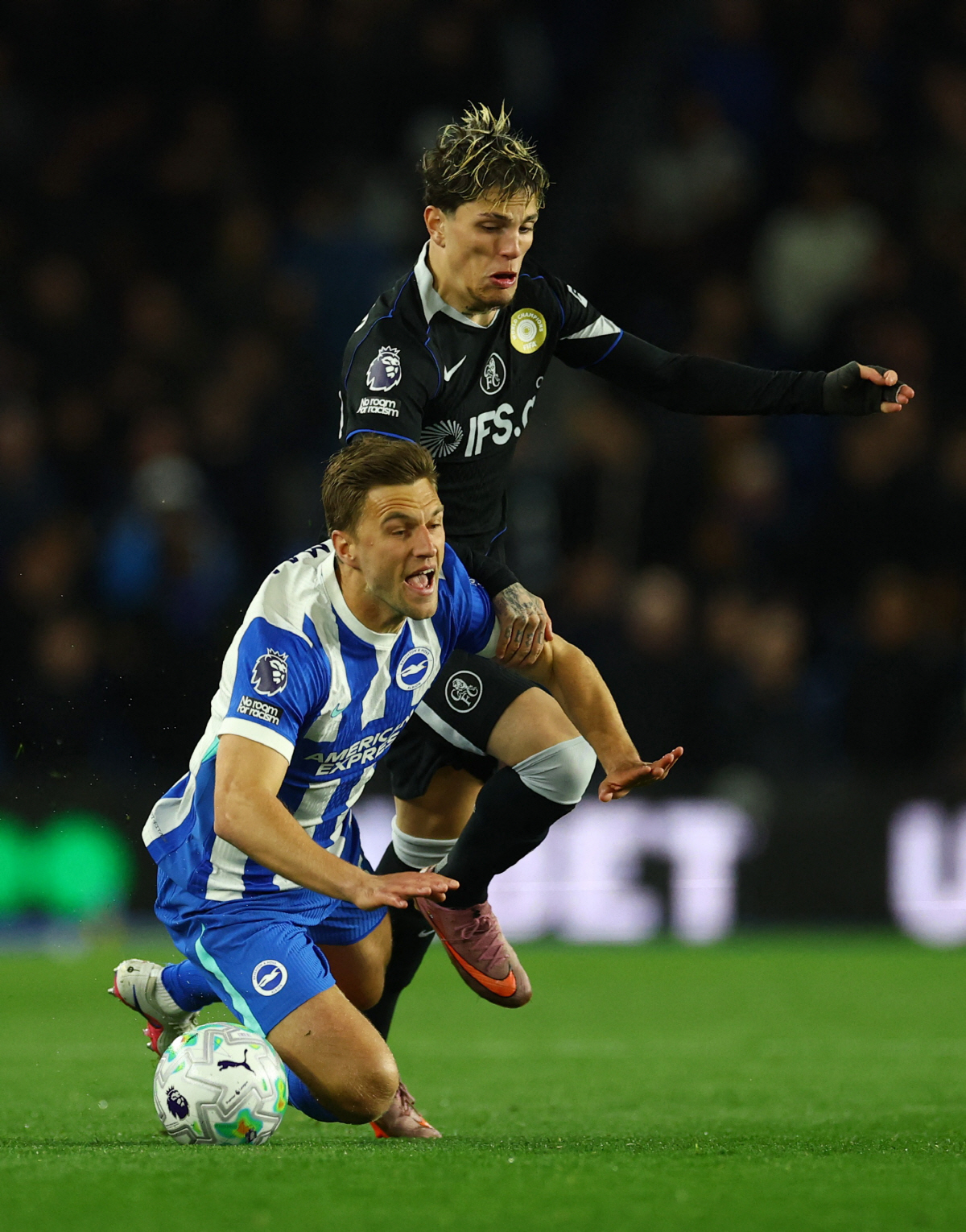 Soccer Football - Premier League - Brighton & Hove Albion v Chelsea - The American Express Community Stadium, Brighton, Britain - April 21, 2026 Chelsea's Alejandro Garnacho in action with Brighton & Hove Albion's Joel Veltman Action Images via Reuters/Matthew Childs EDITORIAL USE ONLY. NO USE WITH UNAUTHORIZED AUDIO, VIDEO, DATA, FIXTURE LISTS, CLUB/LEAGUE LOGOS OR 'LIVE' SERVICES. ONLINE IN-MATCH USE LIMITED TO 120 IMAGES, NO VIDEO EMULATION. NO USE IN BETTING, GAMES OR SINGLE CLUB/LEAGUE/PLAYER PUBLICATIONS. PLEASE CONTACT YOUR ACCOUNT REPRESENTATIVE FOR FURTHER DETAILS..