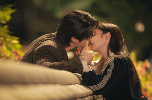 아이유♥변우석, 파파라치 앞 과감 키스..결국 공식 커플 됐다 ('21세기 대군부인')