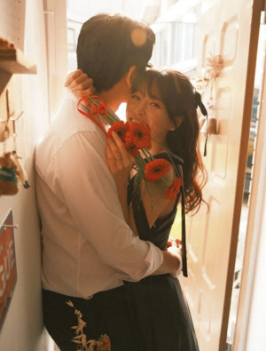 '피식대학' 오마주, 5월 결혼 발표..♥예비신랑 품 웨딩사진 공개 (공식)