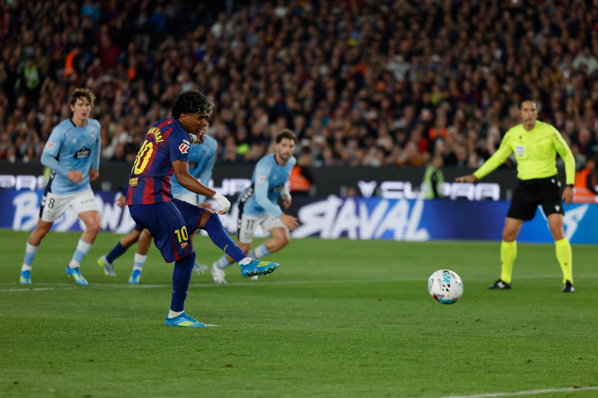 Barcelona's Lamine Yamal scores the opening goal by a penalty during the Spanish La Liga soccer match between Barcelona and Celta Vigo in Barcelona, Spain, Wednesday, April 22, 2026. (AP Photo/Joan Monfort)