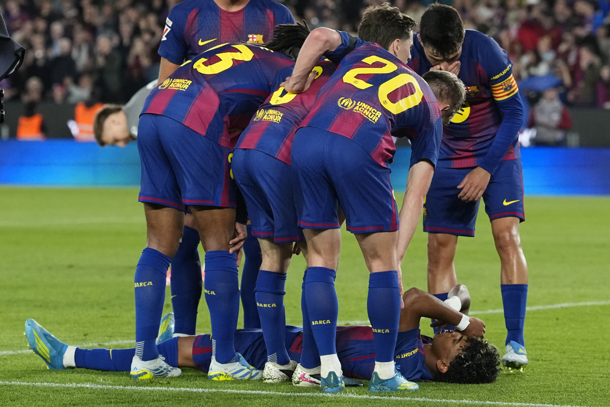 epa12907990 FC Barcelona's Lamine Yamal is surrounded by his teammates after suffering an injury during the Spanish LaLiga soccer match between FC Barcelona and Celta Vigo in Barcelona, Spain, 22 April 2026. EPA/Enric Fontcuberta