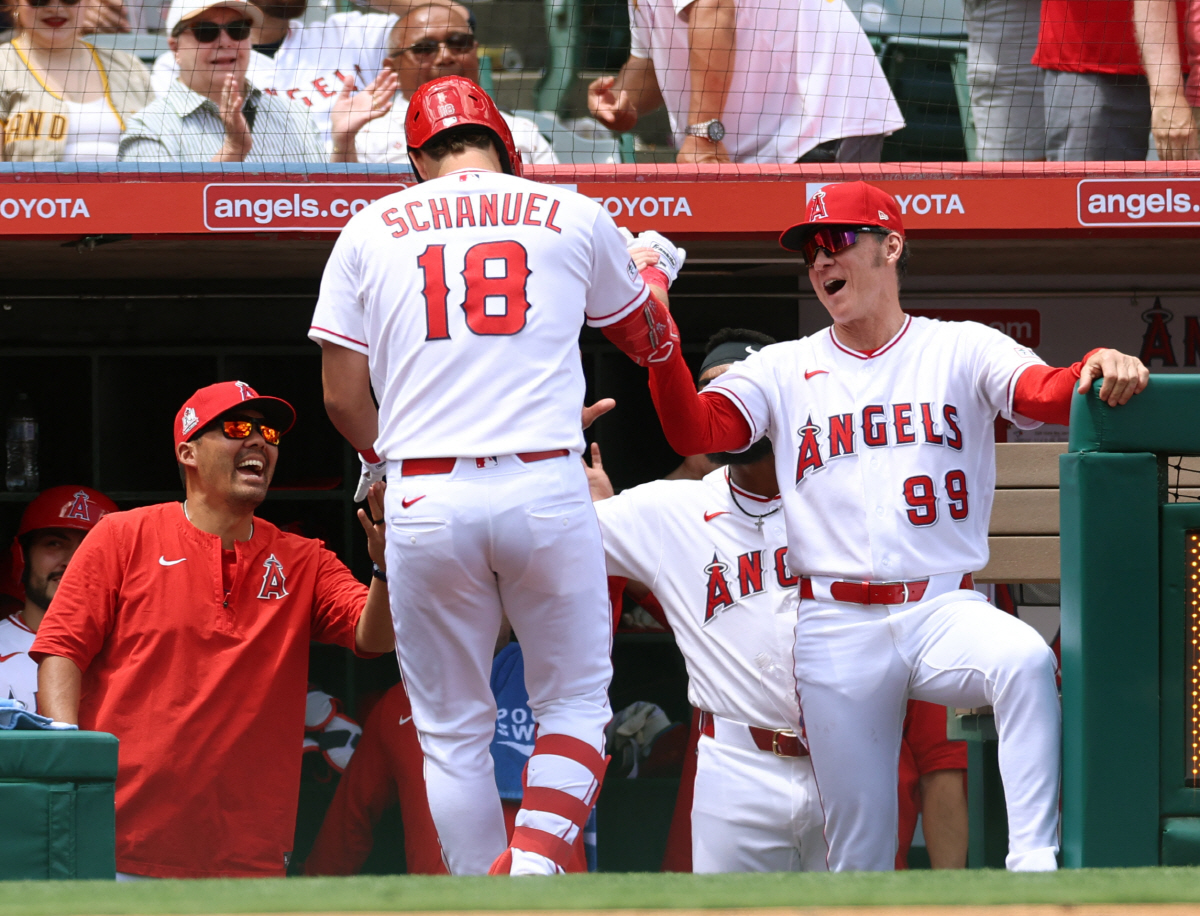 커트 스즈키 감독과 놀란 샤누엘. AFP연합뉴스