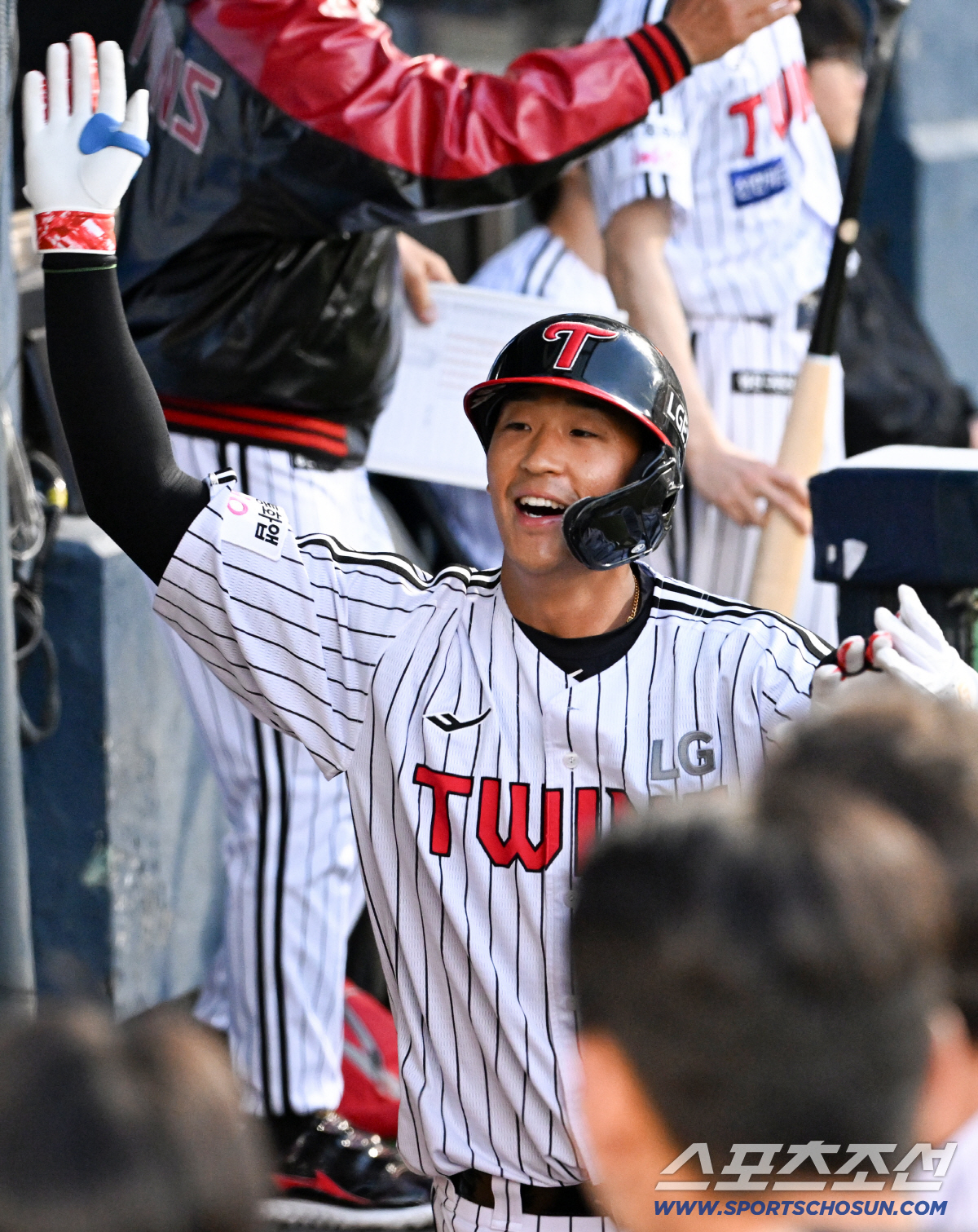 22일 잠실구장에서 열린 LG와 한화의 경기. 2회말 2사 1루 LG 송찬의가 투런포를 날린 뒤 환호하고 있다. 잠실=박재만 기자 pjm@sportschosun.com/2026.04.22/