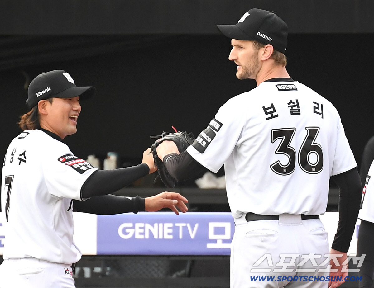 18일 수원 케이티위즈파크에서 열린 KT와 키움의 경기. 3회 무실점 투구 후 동료들과 하이파이브를 나누고 있는 KT 선발 보쉴리. 수원=송정헌 기자 songs@sportschosun.com/2026.04.18/
