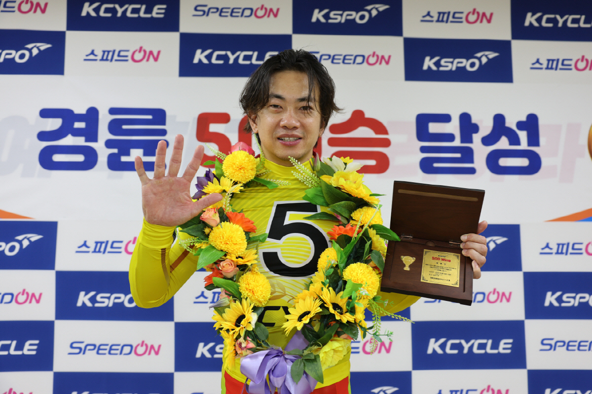 정종진이 2025년 5월 '역대최단기 500승'을 달성한 뒤 기념행사에서 환하게 웃고 있다. 사진제공=국민체육진흥공단