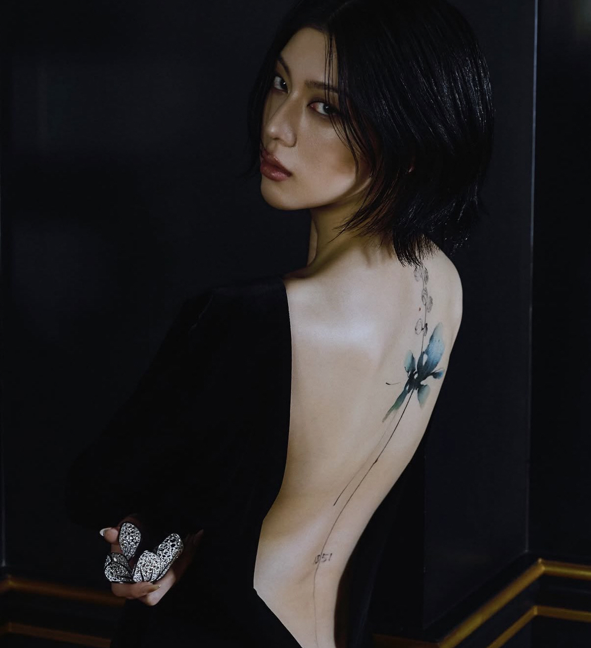 목부터 허리까지 '꽃 타투' 공개 했다가 뭇매...'성시경과 먹방' 여배우의 소신