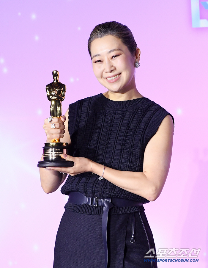 [공식] '케데헌' 매기 강 감독, '진우' 안효섭과 한 식구 됐다…더프레젠트컴퍼니 전속계약 체결