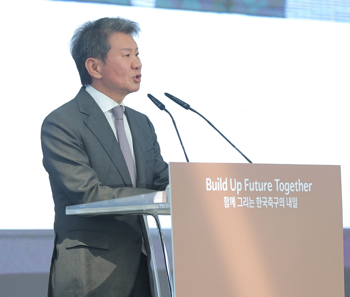 기념사하는 정몽규 대한축구협회장 (천안=연합뉴스) 류영석 기자 = 정몽규 대한축구협회장이 7일 충남 천안 코리아풋볼파크에서 열린 공식 개관식에서 기념사를 하고 있다. 2026.4.7 ondol@yna.co.kr(끝)