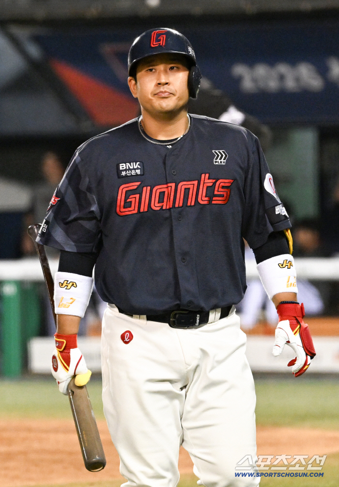 5연패 꼴찌 추락 롯데의 승부수, 6번 지명타자 유강남 선발 출격 