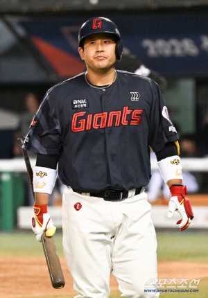 5연패 꼴찌 추락 롯데의 승부수, 6번 지명타자 유강남 선발 출격 [부산 현장]