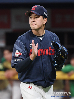 마무리 내려놔도 계속 실점, 불안한 김원중, 그런데 감독은 "계속 써야 한다" 왜? [부산 현장]