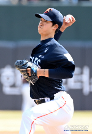 '대충격' 엄상백, 결국 인대 수술 받았다…"재활 기간은 경과 봐야한다"