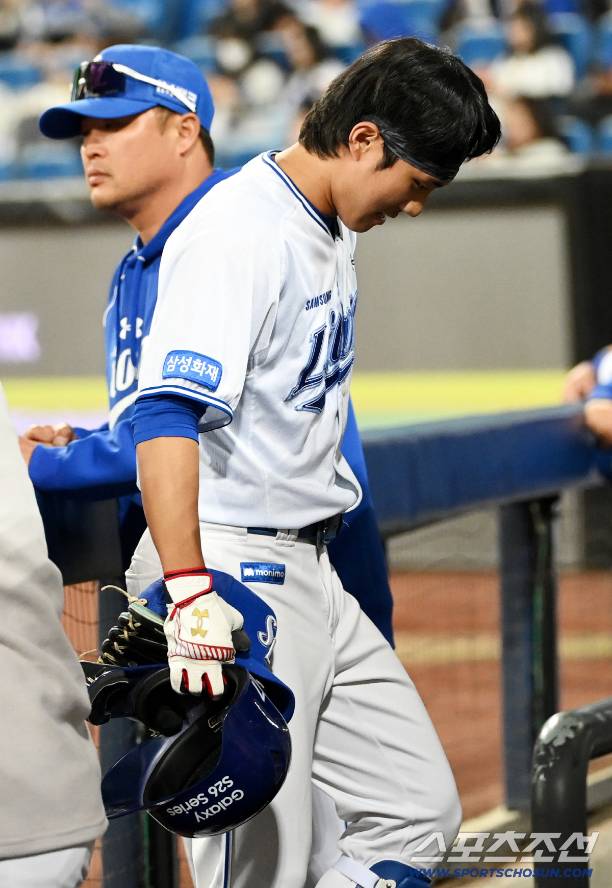 21일 대구삼성라이온즈파크에서 열린 SSG와 삼성의 경기. 3회말 공격 후 삼성 이재현이 교체되고 있다. 대구=허상욱 기자 wook@sportschosun.com/2026.04.21/