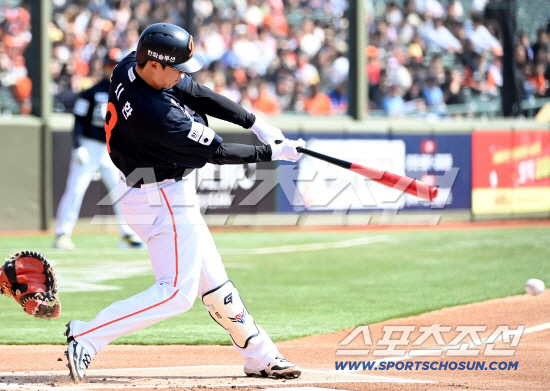 21일 부산 사직야구장에서 열린 한화와 롯데의 시범경기. 1회초 무사 만루 한화 노시환이 2타점 적시타를 치고 있다. 부산=허상욱 기자 wook@sportschosun.com/2026.03.21/