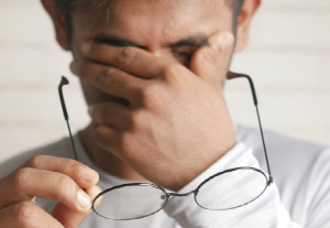 눈에 들어간 벌레 방치, 실명 위기…