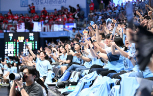 '너무 뜨거워!' 고양 소노, 팬덤-역대급 흥행열풍에 즐거운 비명…원정 응원버스 급조달 티셔츠 1만장 동나 깜짝 굿즈 마련