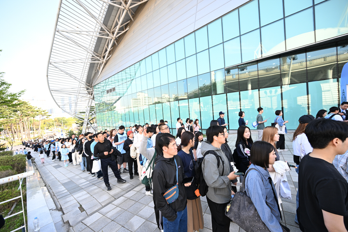 '너무 뜨거워!' 고양 소노, 팬덤-역대급 흥행열품에 즐거운 비명…원정 응원버스 급조달+티셔츠 1만장 동나 깜짝 굿즈 마련