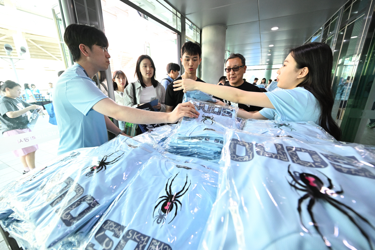 '너무 뜨거워!' 고양 소노, 팬덤-역대급 흥행열품에 즐거운 비명…원정 응원버스 급조달+티셔츠 1만장 동나 깜짝 굿즈 마련