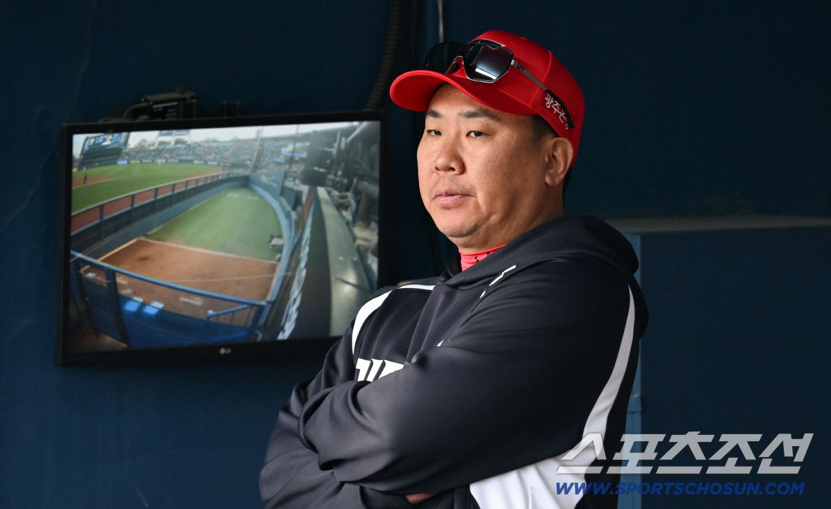 17일 잠실구장에서 열린 두산과 KIA의 경기. KIA 이범호 감독이 생각에 잠겨 있다. 잠실=박재만 기자 pjm@sportschosun.com/2026.04.17/