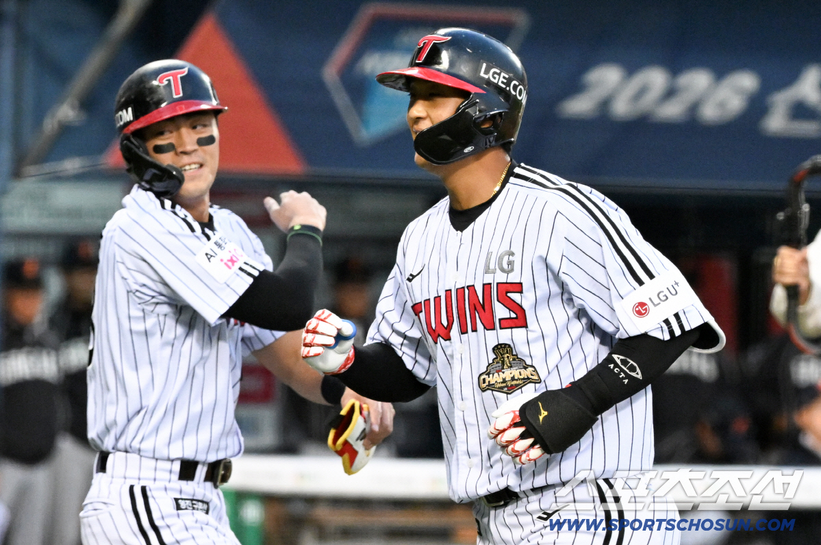 22일 잠실구장에서 열린 LG와 한화의 경기. 2회말 2사 1루 LG 송찬의가 투런포를 날린 뒤 환호하고 있다. 잠실=박재만 기자 pjm@sportschosun.com/2026.04.22/