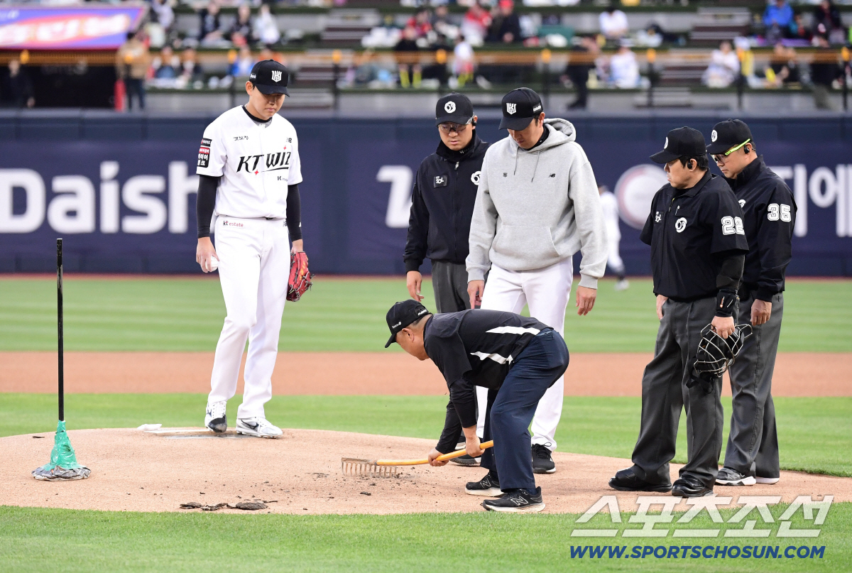 23일 수원 케이티위즈파크에서 열린 KT와 KIA의 경기. 1회 KT 선발 소형준이 투구를 앞두고 마운드 정비를 요청했다. 마운드를 정비하고 있는 경기 진행요원들. 수원=송정헌 기자 songs@sportschosun.com/2026.04.23/