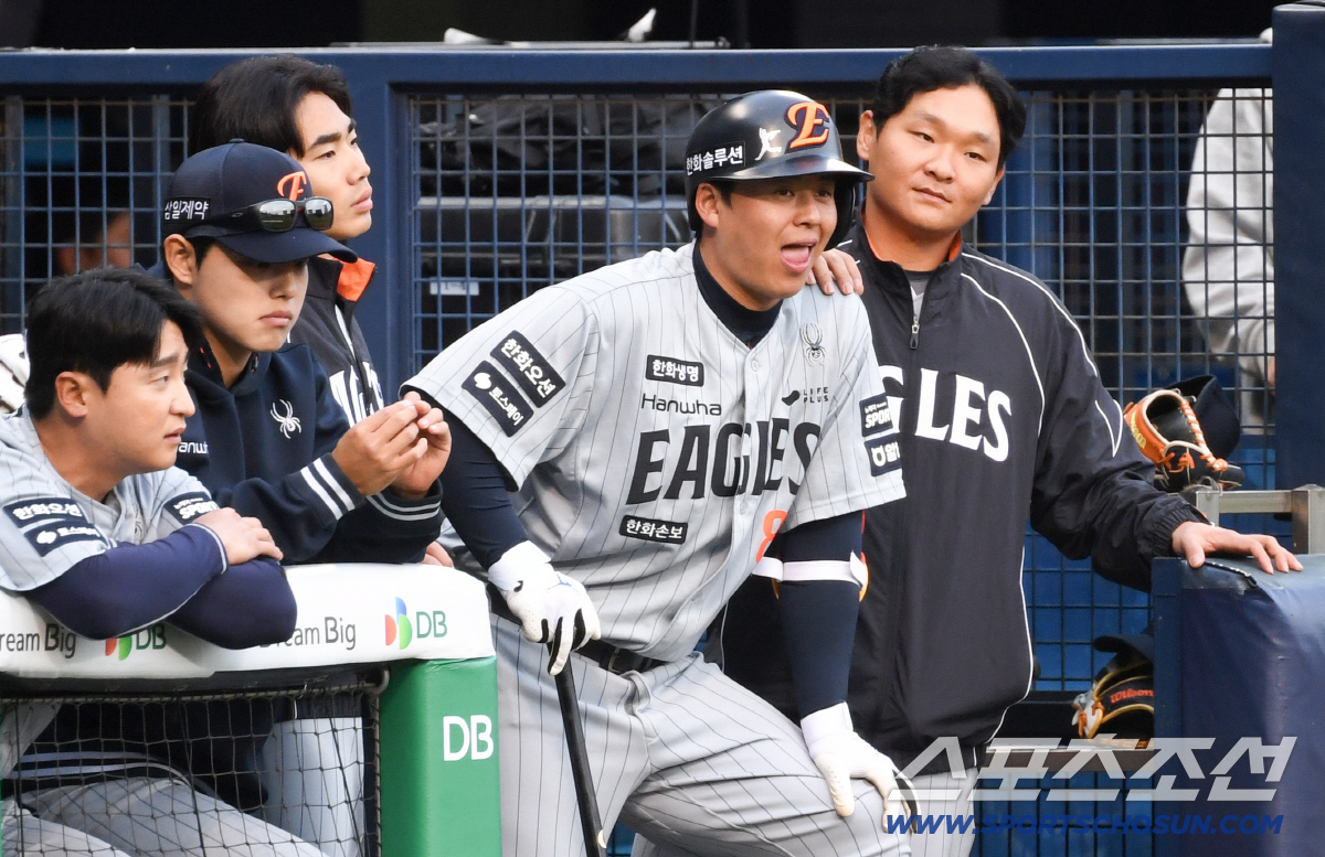 23일 잠실구장에서 열린 LG와 한화의 경기. 돌아온 한화 4번 타자 노시환이 LG 이정용 투구를 지켜보고 있다. 잠실=박재만 기자 pjm@sportschosun.com/2026.04.23/