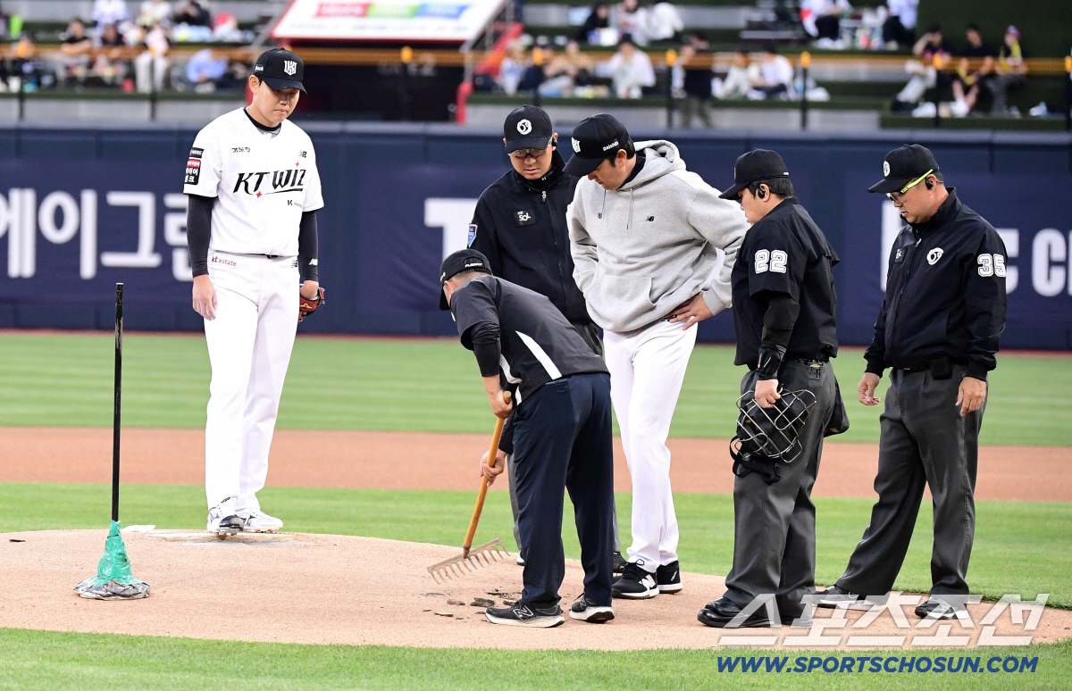 23일 수원 케이티위즈파크에서 열린 KT와 KIA의 경기. 1회 KT 선발 소형준이 투구를 앞두고 마운드 정비를 요청했다. 마운드를 정비하고 있는 경기 진행요원들. 수원=송정헌 기자 songs@sportschosun.com/2026.04.23/