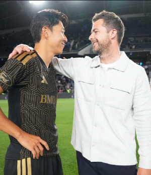 '코치님 오랜만이에요' 손흥민이 곧바로 상대 벤치로 달려간 이유...