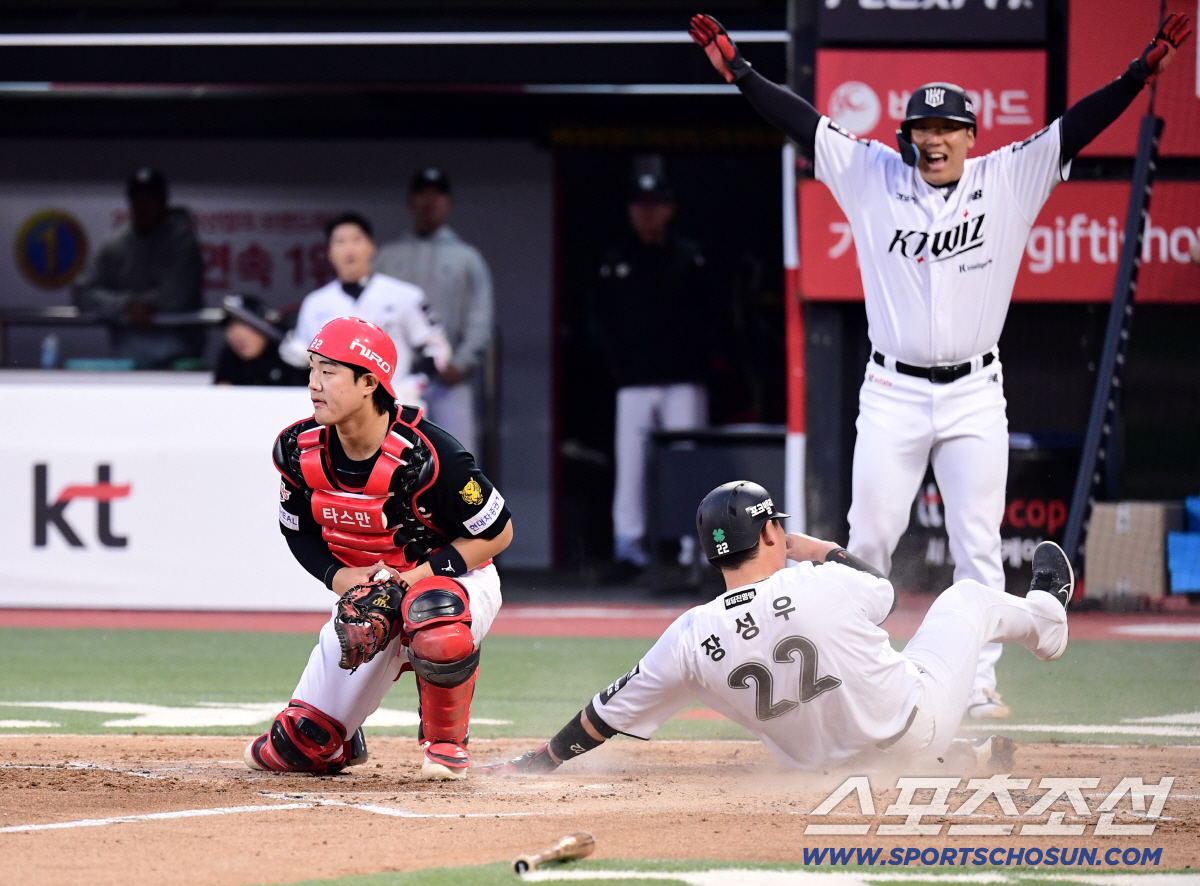 23일 수원 케이티위즈파크에서 열린 KT와 KIA의 경기. 1회말 오윤석 적시타 때 득점에 성공한 KT 장성우, 김현수. 수원=송정헌 기자 songs@sportschosun.com/2026.04.23/