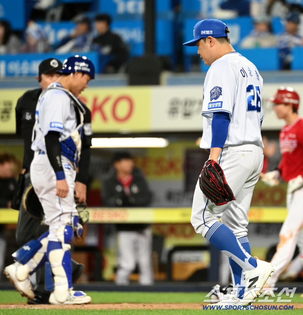 23일 대구삼성라이온즈파크에서 열린 SSG와 삼성의 경기. 9회초 2사 만루 이승현-박세혁 배터리가 최지훈에 역전 2타점 2루타를 내주며 아쉬워하고 있다. 대구=허상욱 기자 wook@sportschosun.com/2026.04.23/