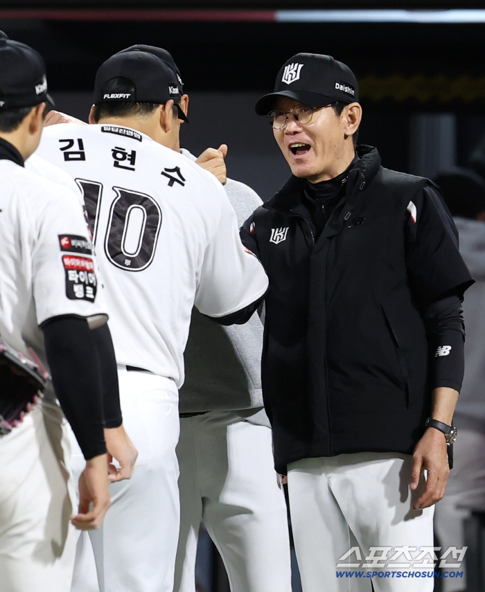 시즌 2번째 스윕 → 선두 질주! "찬스에 집중력 돋보였다" 사령탑 폭풍 찬사…소형준 역투 → 타선 폭발 '매직' 빛났다 [승장]