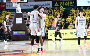 [현장분석] 이젠 '소노 태풍'이다! 소노 예상밖 LG 저격. 승부처 소노 재능농구, 어떻게 LG '불리볼'을 해체시켰나