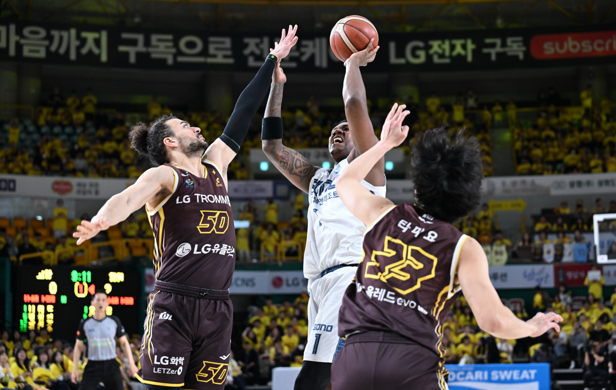 나이트는 침착했고, 마레이는 흥분했다. 사진제공=KBL