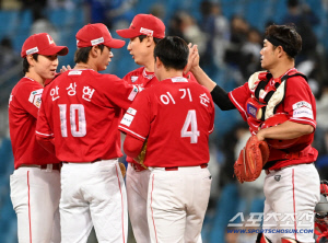 753일 만에 대구 싹쓸이! 592일 만에 최정 3루타! 44년 만에 개막전 연속안타 신기록! → 삼성 안방에서 파티 벌인 SSG [대구 현장]